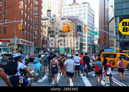 Il 3 AGOSTO 201, la folla di corridori, ciclisti e pedoni si diverte a prendere la 4th Avenue a Lower Manhattan durante il Summer Street Festival, Manhattan Foto Stock