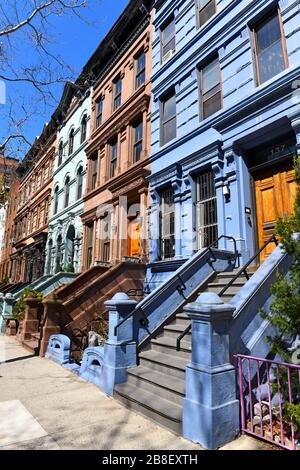 Facciata esterna di colorati edifici di appartamenti in pietra marrone, Upper West Side, Manhattan New York Foto Stock