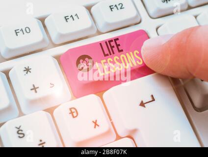 Scrittura concettuale della mano che mostra le lezioni di vita. Concetto che significa qualcosa che conoscenza utile o principi possono essere imparati Foto Stock