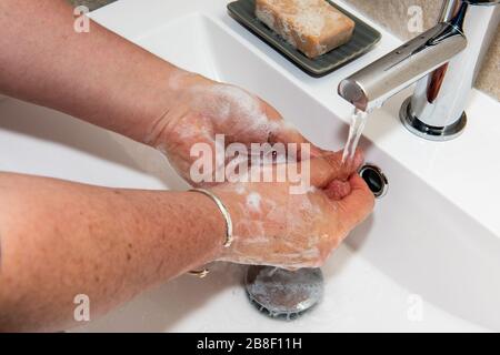 Lavando le mani con il sapone stare al sicuro da Corona Virus, Covid-19 Foto Stock