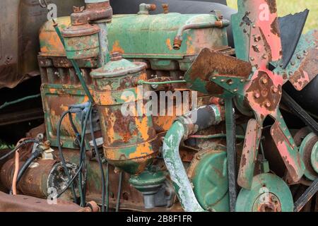 Vecchio motore in un'automobile junked, verniciato sopra Foto Stock
