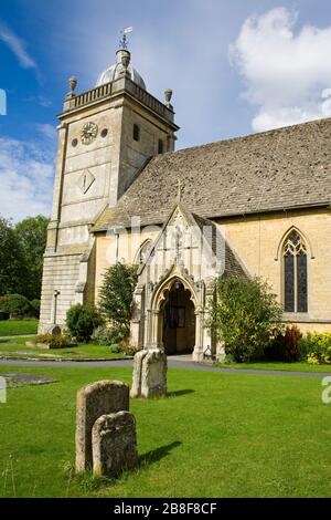 Chiesa di San Lorenzo, Burton-on-the-Water Village, Gloucestershire, Cotswold District, Inghilterra, Regno Unito, Europa Foto Stock