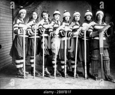 Ragazze hockey su ghiaccio squadra 1921. Foto Stock