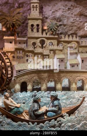 Cordoba, Spagna - 2018, 8 settembre: Cordova Caliphate splendor Scenes. Vita fluviale. Museo della Torre di Calahorra, Cordoba, Spagna Foto Stock