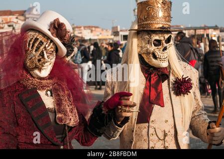 Colorate maschere di carnevale a una tradizionale festa a Venezia, Italia Foto Stock