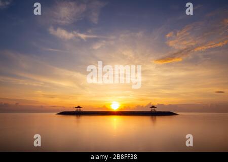 Alba sulla spiaggia Sanur Bali Foto Stock