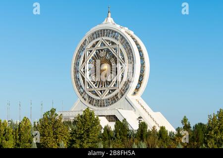 Centro culturale e di intrattenimento Alem e grande ruota ad Ashgabat, Turkmenistan. La più grande ruota interna in ferrite costruita con marmo bianco e oro. Foto Stock