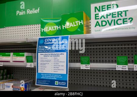 Sydney, Australia. 22 marzo 2020. Il chimico di Sydney mostra un cartello che informa i clienti che molti medicinali e altri articoli saranno limitati a 1 per cliente. Credit: martin Bberry/Alamy Live News Foto Stock