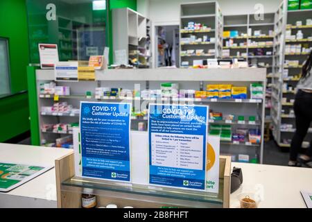 Sydney, Australia. 22 marzo 2020. Il chimico di Sydney mostra un cartello che informa i clienti che molti medicinali e altri articoli saranno limitati a 1 per cliente. Credit: martin Bberry/Alamy Live News Foto Stock