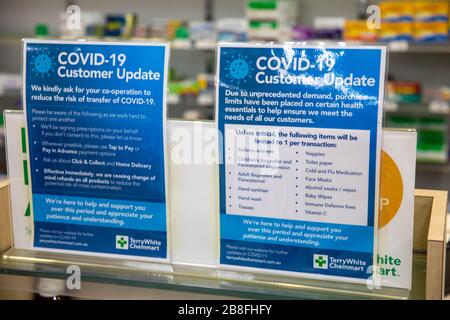 Sydney, Australia. 22 marzo 2020. Il chimico di Sydney mostra un cartello che informa i clienti che molti medicinali e altri articoli saranno limitati a 1 per cliente. Credit: martin Bberry/Alamy Live News Foto Stock