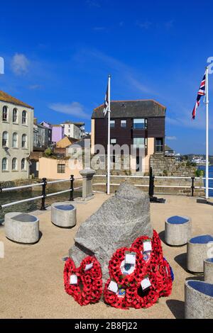 War Memorial, Prince of Wales Pier, Falmouth, Cornovaglia, Inghilterra, Regno Unito Foto Stock