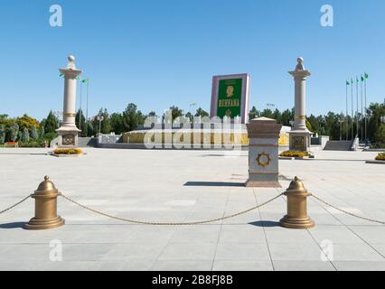 Copia gigante di Ruhnama ad Ashgabat, Turkmenistan. Libro scritto da Saparmurat Niyazov. È una guida spirituale e morale e autobiografia. Foto Stock