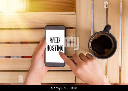 Scrittura a mano di testo Web Hosting. Attività di fotografia concettuale per fornire spazio di archiviazione e accesso ai siti Web Foto Stock