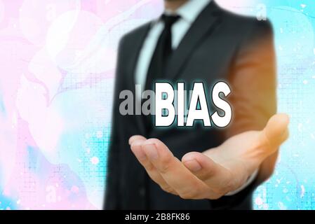 Mano concettuale che mostra la scrittura di bias. Concetto significato di inclinazione o pregiudizio a favore o contro una dimostrazione di gruppo Foto Stock