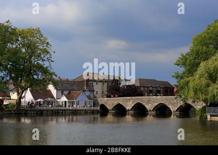 Sette ponte ad arco, Fordingbridge Town, New Forest, Hampshire, Inghilterra, Regno Unito Foto Stock