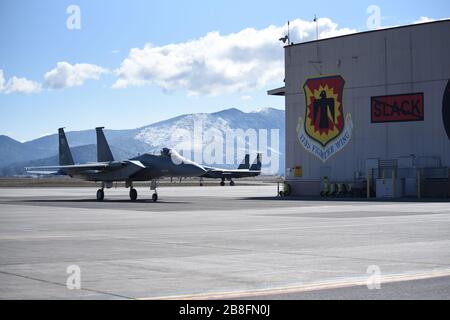 Due Eagle della U.S. Air Force F-15 dalla 173esima Fighter Wing, Oregon Air National Guard, taxi lungo la linea di volo a Kingsley Field il 19 marzo 2020 dopo una missione di allenamento di routine. Il 173° FW continua la sua missione come unica base di addestramento F-15C, pur rimanendo flessibile e pronto ad assistere durante la pandemia COVID-19. (STATI UNITI Foto della Guardia Nazionale aerea di Master Sgt. Jennifer Shirar) Foto Stock