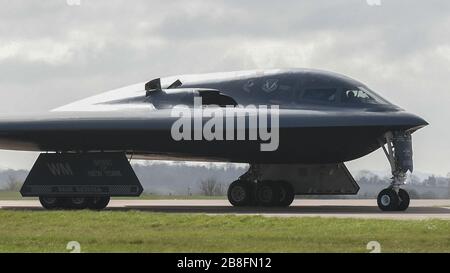 Un Bomber Stealth B-2 Spirit, assegnato alla base dell'aeronautica Whiteman, Missouri, si prepara a decollo presso la RAF Fairford, Regno Unito, il 20 marzo 2020. Il velivolo viene utilizzato come parte della Bomber Task Force Europe, che verifica la disponibilità degli Airmen e delle attrezzature che lo supportano, nonché la loro capacità collettiva di operare in località di andata. Il comando strategico degli Stati Uniti conduce regolarmente tali operazioni in tutto il mondo per dimostrare l'impegno degli Stati Uniti nella difesa collettiva poiché questi velivoli, Airmen e le attrezzature di supporto chiave di Whiteman AFB, Missouri, si integrano con il Combatant Comm geografico Foto Stock