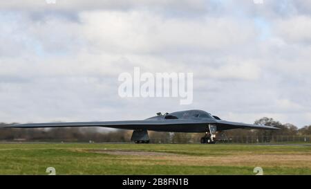 Un Bomber Stealth B-2 Spirit, assegnato alla base dell'aeronautica Whiteman, Missouri, si prepara a decollo presso la RAF Fairford, Regno Unito, il 20 marzo 2020. Il velivolo viene utilizzato come parte della Bomber Task Force Europe, che verifica la disponibilità degli Airmen e delle attrezzature che lo supportano, nonché la loro capacità collettiva di operare in località di andata. Il comando strategico degli Stati Uniti conduce regolarmente tali operazioni in tutto il mondo per dimostrare l'impegno degli Stati Uniti nella difesa collettiva poiché questi velivoli, Airmen e le attrezzature di supporto chiave di Whiteman AFB, Missouri, si integrano con il Combatant Comm geografico Foto Stock