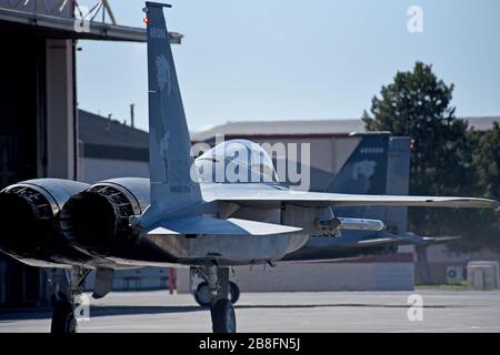 Due Eagle della U.S. Air Force F-15 della 173a Fighter Wing, Oregon Air National Guard, si preparano a parcheggiare nell'hangar a Kingsley Field il 19 marzo 2020 dopo una missione di allenamento di routine. Il 173° FW continua la sua missione come unica base di addestramento F-15C, pur rimanendo flessibile e pronto ad assistere durante la pandemia COVID-19. (STATI UNITI Foto della Guardia Nazionale aerea di Master Sgt. Jennifer Shirar) Foto Stock