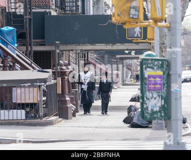 New York, Stati Uniti. 21 Mar 2020. (3/21/2020) Ebrei Hassidic Satmar camminano per le strade durante lo scoppio di Coronavirus nel quartiere di Williamsburg a Brooklyn (Foto di Lev Radin/Pacific Press/Sipa USA) Credit: Sipa USA/Alamy Live News Foto Stock