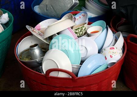 molti pelo piatto sporco, pelo piatto di cibo è rifiuti di plastica cestino sporco, pelo vuoto e sporco piatto dopo aver mangiato cibo, piastra sporco Foto Stock