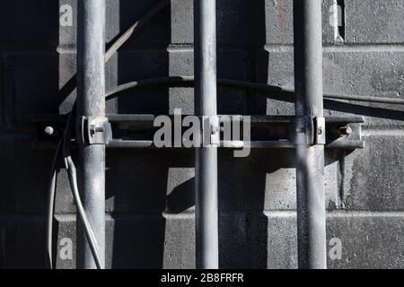 Primo piano del condotto su muro di mattoni con ombre forti Foto Stock