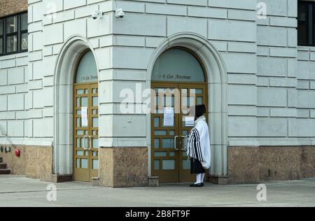 New York, Brooklyn, Stati Uniti. 21 Mar 2020. Un Ebreo assidico di fronte alla sinagoga chiusa. New York, Brooklyn Williamsburg lee AV . Marcus Santos. Credit: Marcus Santos/ZUMA Wire/Alamy Live News Foto Stock