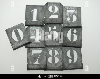 Stencil in zinco d'epoca per l'etichettatura con numeri da 0 a 9 Foto Stock