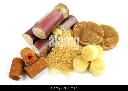 canna da zucchero, canna fresca, zucchero granulato, concentrato solido di canna da zucchero, cubetti di zucchero marrone brunetta di canna da zucchero e vari tipi di cubo di zucchero marrone Foto Stock
