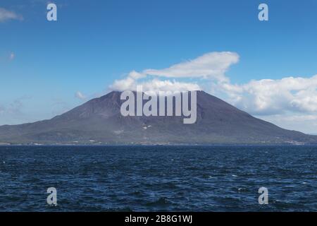 Vista sul Sakurajima (isola dei ciliegi in fiore), un vulcano attivo visto dall'hotel Kagoshima Foto Stock