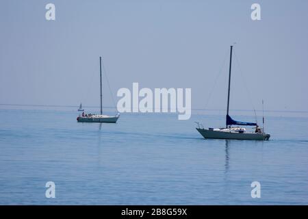 Barche a vela ancorate nel Lago Ontario Foto Stock