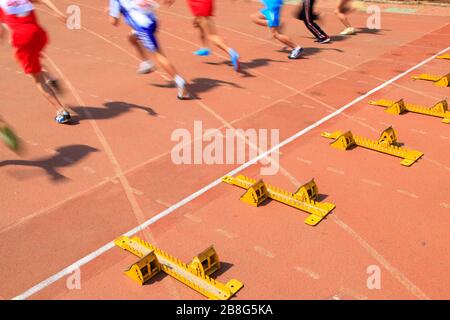 Il lancio, nella riunione sportiva, gli atleti iniziano a correre Foto Stock