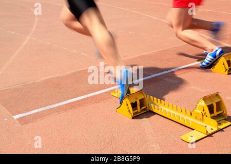 Il lancio, nella riunione sportiva, gli atleti iniziano a correre Foto Stock