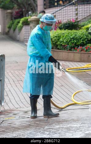 Hong Kong, Hong Kong, Cina. 10 Marzo 2020. Lavoratori della FEHD (il Dipartimento di igiene alimentare e ambientale del governo di Hong Kong) disinfettare le strade di Fortezza Hill in mezzo a un rapido picco di copertura-19 virus infections.As la pandemia prende possesso Hong Kongers, tra gli studenti e i viaggiatori si è affrettato a tornare in città prima della chiusura del confine portando l'infezione con loro. Credit: Jayne Russell/ZUMA Wire/Alamy Live News Foto Stock