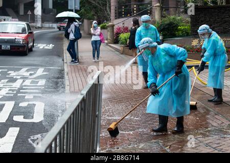 Hong Kong, Hong Kong, Cina. 10 Marzo 2020. Lavoratori della FEHD (il Dipartimento di igiene alimentare e ambientale del governo di Hong Kong) disinfettare le strade di Fortezza Hill in mezzo a un rapido picco di copertura-19 virus infections.As la pandemia prende possesso Hong Kongers, tra gli studenti e i viaggiatori si è affrettato a tornare in città prima della chiusura del confine portando l'infezione con loro. Credit: Jayne Russell/ZUMA Wire/Alamy Live News Foto Stock