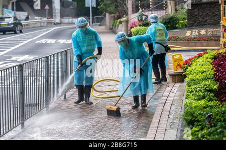 Hong Kong, Hong Kong, Cina. 10 Marzo 2020. Lavoratori della FEHD (il Dipartimento di igiene alimentare e ambientale del governo di Hong Kong) disinfettare le strade di Fortezza Hill in mezzo a un rapido picco di copertura-19 virus infections.As la pandemia prende possesso Hong Kongers, tra gli studenti e i viaggiatori si è affrettato a tornare in città prima della chiusura del confine portando l'infezione con loro. Credit: Jayne Russell/ZUMA Wire/Alamy Live News Foto Stock