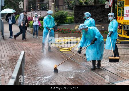 Hong Kong, Hong Kong, Cina. 10 Marzo 2020. Lavoratori della FEHD (il Dipartimento di igiene alimentare e ambientale del governo di Hong Kong) disinfettare le strade di Fortezza Hill in mezzo a un rapido picco di copertura-19 virus infections.As la pandemia prende possesso Hong Kongers, tra gli studenti e i viaggiatori si è affrettato a tornare in città prima della chiusura del confine portando l'infezione con loro. Credit: Jayne Russell/ZUMA Wire/Alamy Live News Foto Stock