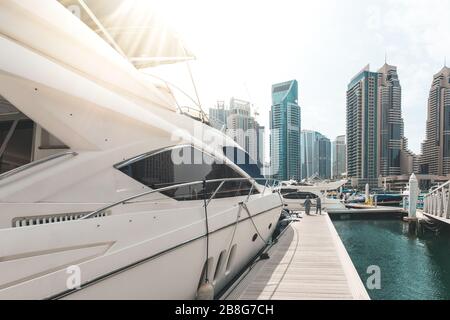 Yacht sul molo in Marina Dubai - Emirati Arabi Uniti Foto Stock