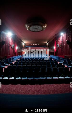 Berlino, Germania. 20 Marzo 2020. La sala cinema vuota del Delphi Filmpalast chiuso presso lo zoo. Per rallentare la diffusione del virus corona, il governo federale ha fortemente limitato la vita pubblica. Credit: Christoph Soeder/dpa/Alamy Live News Foto Stock