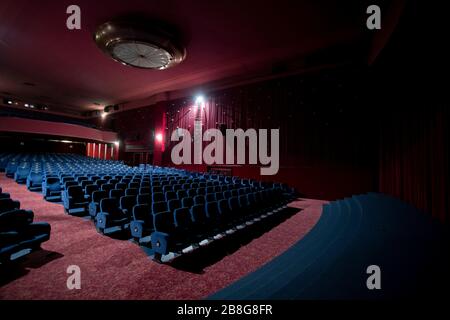 Berlino, Germania. 20 Marzo 2020. La sala cinema vuota del Delphi Filmpalast chiuso presso lo zoo. Per rallentare la diffusione del virus corona, il governo federale ha fortemente limitato la vita pubblica. Credit: Christoph Soeder/dpa/Alamy Live News Foto Stock