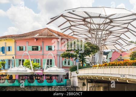 Singapore - 8 Luglio 2019: Ponte sul fiume Singapore a Clarke Quay. La zona è una delle principali aree di intrattenimento. Foto Stock