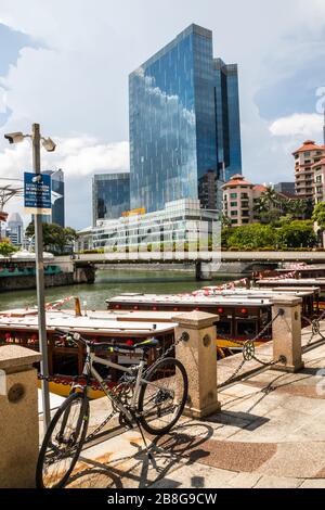 Singapore - 8 Luglio 2019: Bicicletta con il fiume Singapore sullo sfondo. Il fiume è ora una zona panoramica. Foto Stock