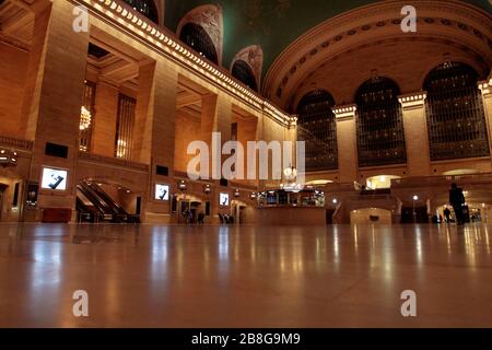 New York, New York, Stati Uniti. 21 Mar 2020. La Grand Central Station di Manhattan, normalmente uno dei centri di transito più attivi di New York, il sabato sera, come i newyorkesi da e grandi chiamate ascoltate per rimanere a casa di fronte alla COVID-19, pandemia di coronavirus. Credit: Adam Stoltman/Alamy Live News Foto Stock