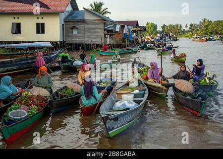 Hawkers al mercato galleggiante di Lok Bainton, vicino Banjarmasin, Kalimantan, Indonesia Foto Stock