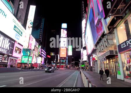 21 marzo 2020 - New York City, New York, Stati Uniti: Times Square a New York City il sabato sera, 21 marzo 2020 è in gran parte privo di persone come avvertimento di New Yorker di rimanere a casa alla luce della pandemia di coronavirus. Foto Stock