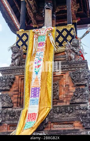 Bale kul kul in balinese Hindu tempio decorato con lamak per Nyepi. Tradizionale architettura balinese classica. Bali, Indonesia. Immagine verticale. Foto Stock