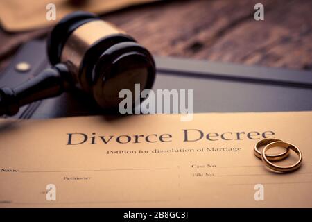 Decreto di divorzio e gavel di legno primo piano Foto Stock