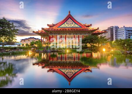 Vista notturna del Teatro Nazionale e della Sala Concerti, taipei, taiwan Foto Stock