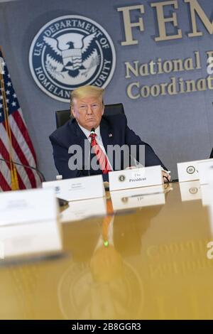 Washington, Stati Uniti d'America. 19 Mar 2020. Il presidente Donald J. Trump partecipa a una videoconferenza con i governatori per discutere una partnership per preparare, mitigare e rispondere all'epidemia di coronavirus Giovedì, 19 marzo 2020, presso la sede della Federal Emergency Management Agency di Washington, DC People: President Donald Trump Credit: Storms Media Group/Alamy Live News Foto Stock