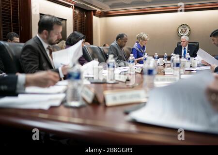 Washington, Stati Uniti d'America. 18 Marzo 2020. Il Vice Presidente Mike Pence incontra i membri della White House Coronavirus Task Force mercoledì 18 marzo 2020 nella White House Situation Room. People: Vice President Mike Pence Credit: Storms Media Group/Alamy Live News Foto Stock